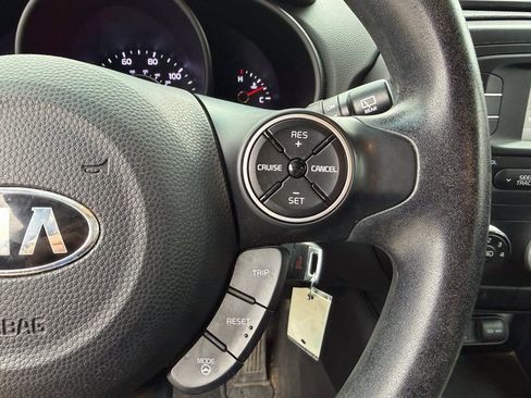 Used 2016 Kia Soul + image 10