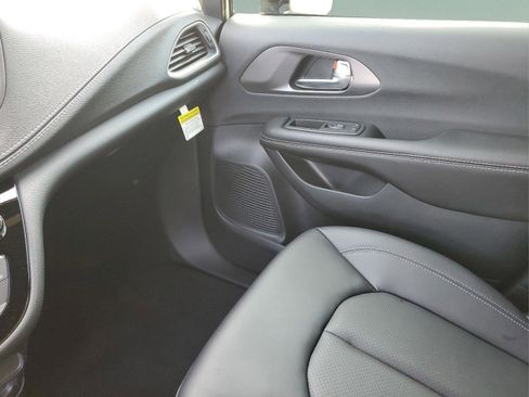 New 2026 Chrysler Pacifica Select AWD/4WD image 25