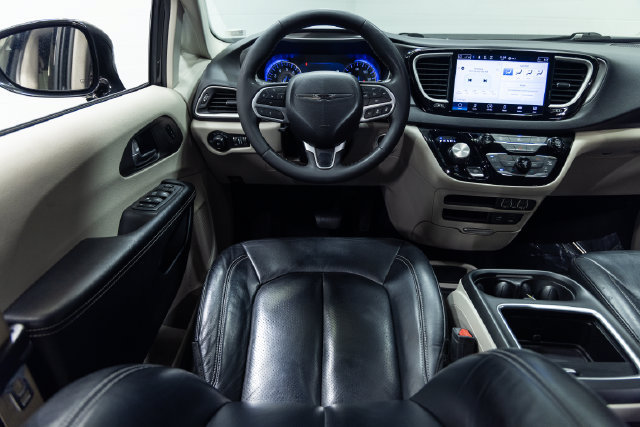 Used 2022 Chrysler Pacifica Touring-L FWD image 3