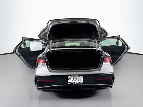 Used 2024 Hyundai Elantra SEL FWD image 18
