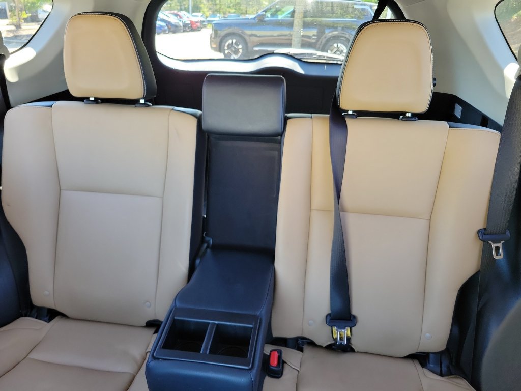 Used 2018 Toyota RAV4 Limited FWD image 18