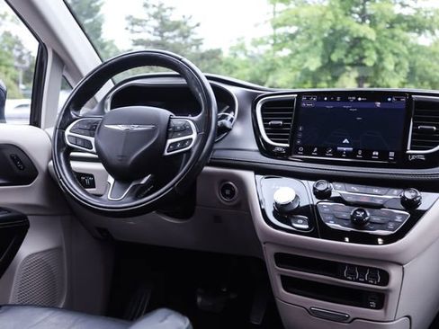 Used 2022 Chrysler Pacifica Touring-L w/ Uconnect Theater Family Group FWD image 23