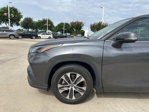 Used 2024 Toyota Highlander XLE FWD image 2