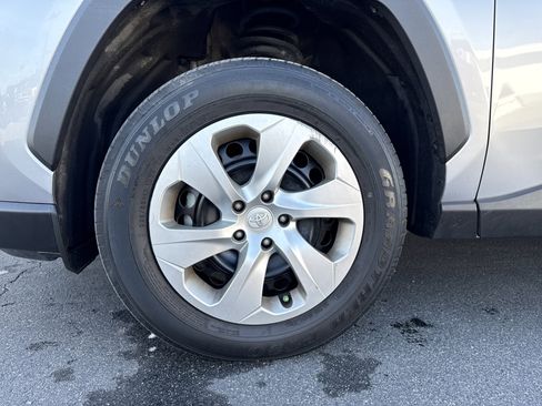 Used 2022 Toyota RAV4 LE image 5