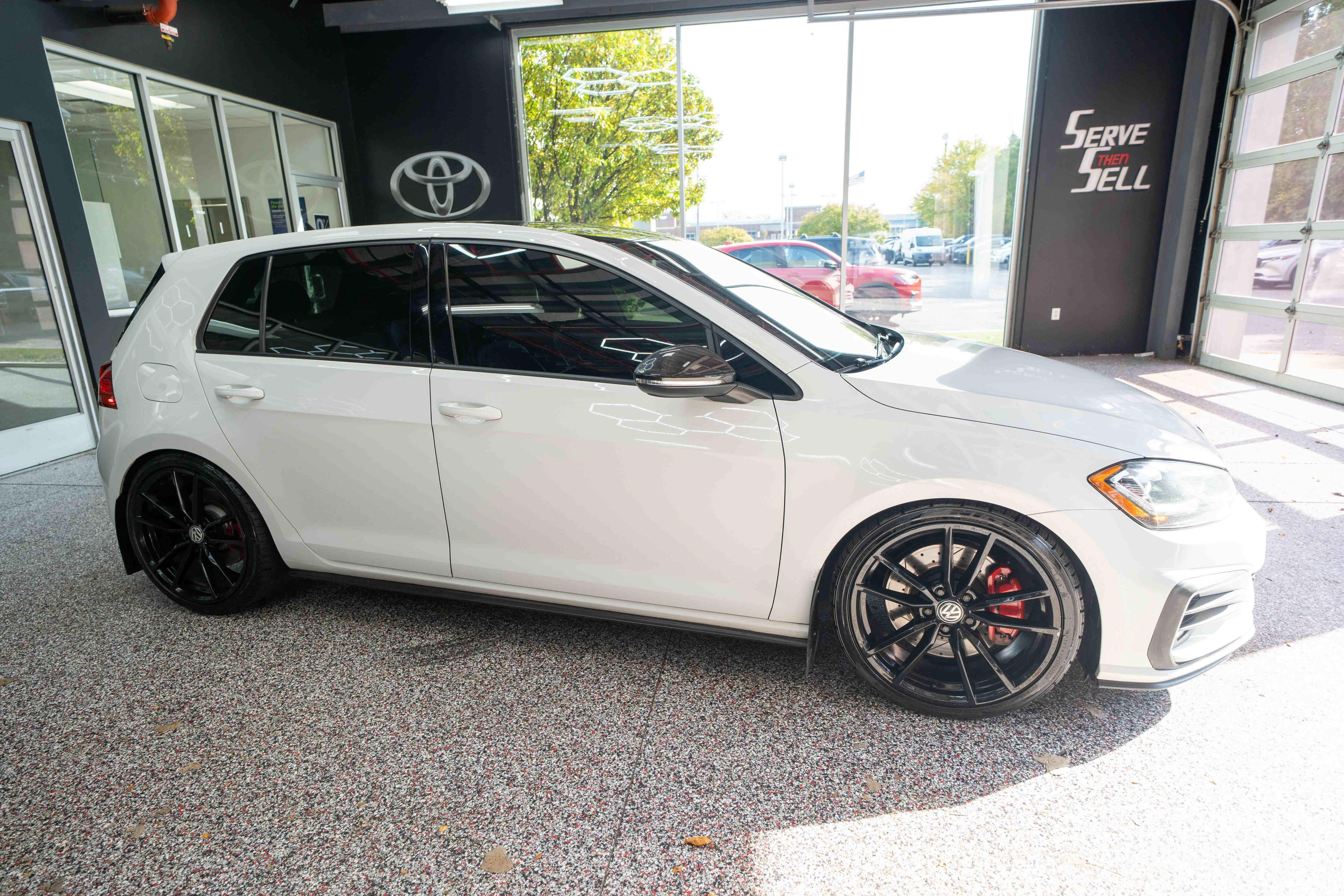 Used 2019 Volkswagen Golf 4-Door FWD image 5