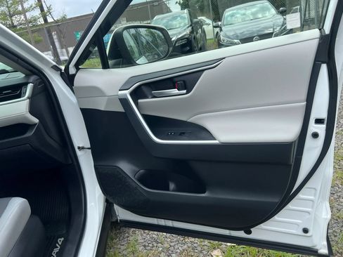 Used 2019 Toyota RAV4 XLE AWD/4WD image 31