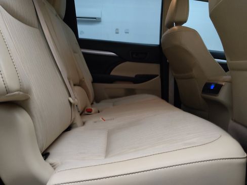 Used 2019 Toyota Highlander Plus FWD image 19