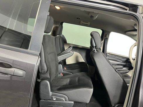 Used 2019 Dodge Grand Caravan SE w/ UConnect Hands-Free Group image 25