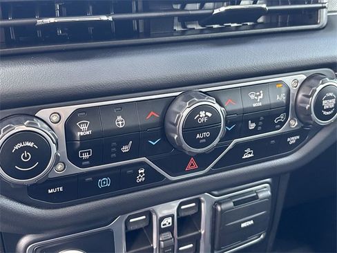 Used 2024 Jeep Wrangler Unlimited Sahara image 26