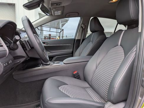 Used 2024 Toyota Camry SE image 14