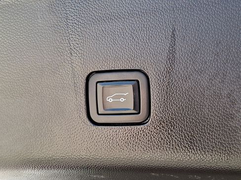 Used 2022 Chevrolet Traverse LT image 35