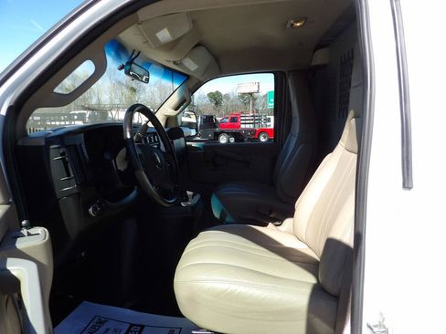 Used 2022 Chevrolet Express 3500 w/ Driver Convenience Package RWD image 17