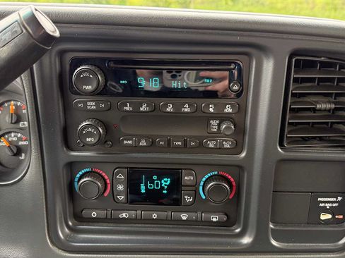 Used 2006 Chevrolet Silverado 2500 LT w/ Heavy-Duty Power Package AWD/4WD image 18