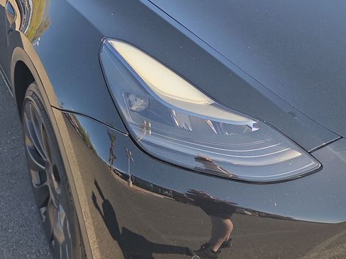 Used 2022 Tesla Model Y Performance AWD/4WD image 10