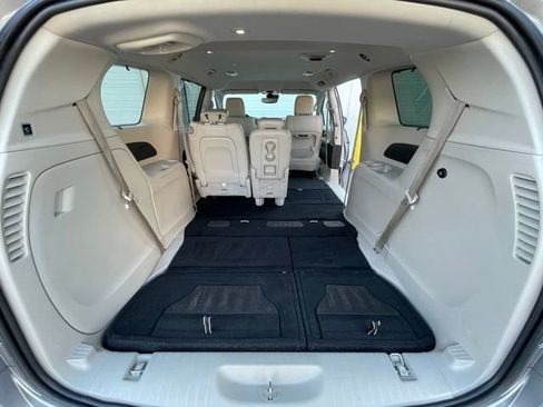 Used 2021 Chrysler Pacifica Touring-L FWD image 29