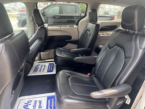Used 2023 Chrysler Pacifica Touring-L FWD image 25