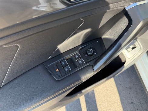 Used 2022 Volkswagen Tiguan SE R-Line image 12