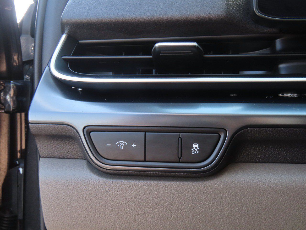 Used 2025 Kia Carnival FWD image 25