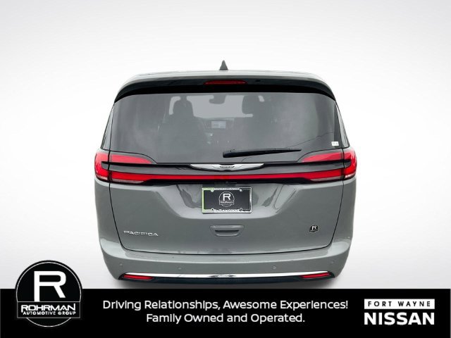 Used 2023 Chrysler Pacifica Touring-L FWD image 8
