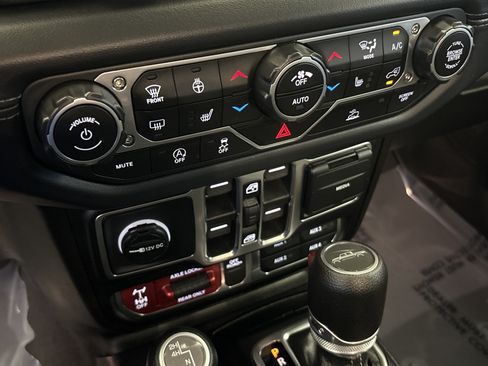 Used 2025 Jeep Gladiator Mojave w/ Convenience Group AWD/4WD image 20