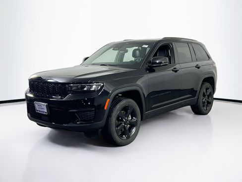 Used 2023 Jeep Grand Cherokee Altitude image 1