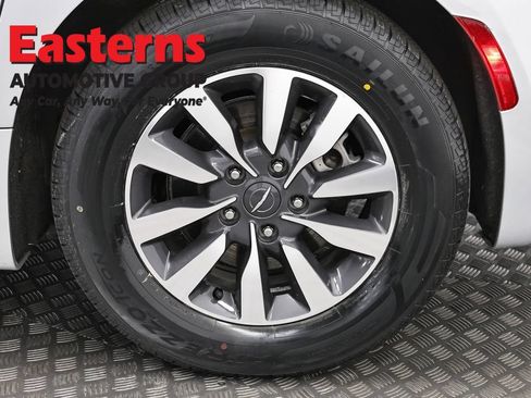 Used 2023 Chrysler Pacifica Touring-L FWD image 34