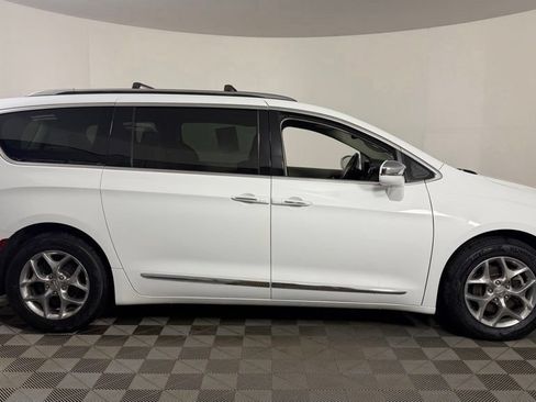 Used 2019 Chrysler Pacifica Limited FWD image 9