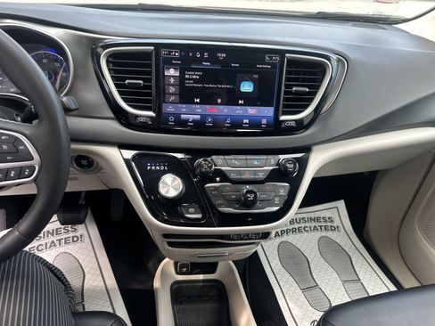 Used 2024 Chrysler Pacifica Touring-L FWD image 25