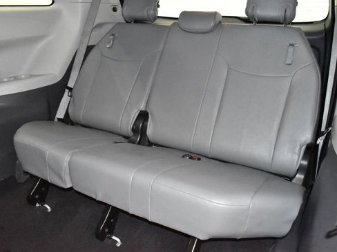 Used 2024 Toyota Sienna XLE FWD image 31