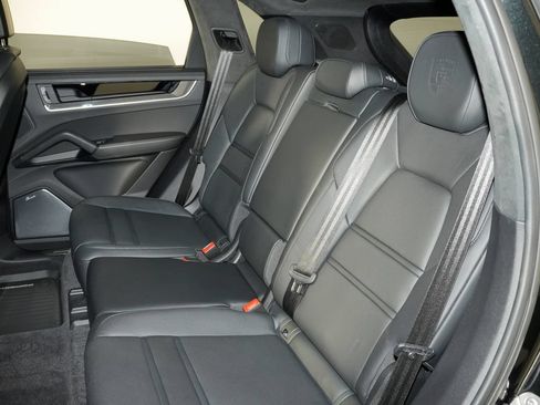 Certified 2024 Porsche Cayenne Turbo AWD/4WD image 43