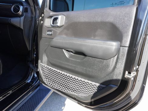 Used 2020 Jeep Wrangler Unlimited Sahara image 25