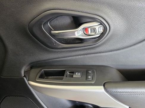 Used 2018 Jeep Cherokee Overland w/ Technology Group image 35