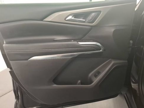 Used 2025 Chevrolet Traverse LT FWD image 18