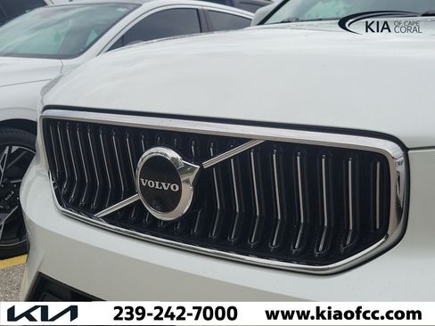 Used 2023 Volvo XC40 B5 Plus AWD/4WD image 5