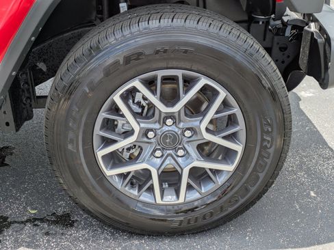 Used 2025 Jeep Wrangler Unlimited Sahara AWD/4WD image 8