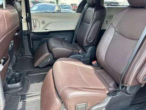 Used 2023 Toyota Sienna Platinum FWD image 17
