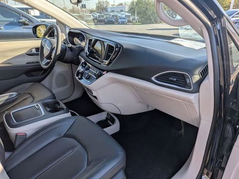 Used 2024 Chrysler Pacifica Touring-L image 33