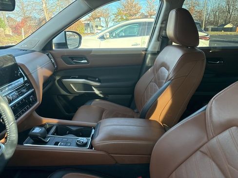 Used 2023 Nissan Pathfinder Platinum image 2