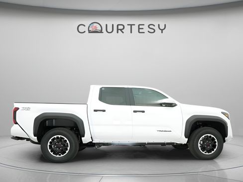 Used 2025 Toyota Tacoma TRD Off-Road w/ TRD Off Road Upgrade Package AWD/4WD image 22