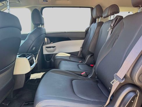 Used 2024 Kia Carnival EX FWD image 10