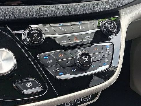 Used 2024 Chrysler Pacifica Touring-L FWD image 19