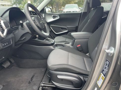 Used 2025 Kia Soul LX w/ LX Technology Package FWD image 24