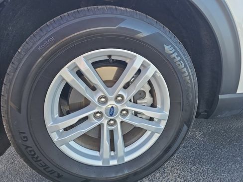 Certified 2023 Ford Explorer XLT image 3