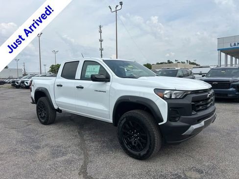 New 2026 Chevrolet Colorado Trail Boss w/ LPO, Tailgate Decal Package AWD/4WD image 1