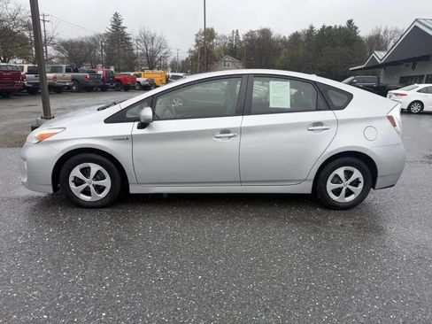 Used 2013 Toyota Prius Two FWD image 2