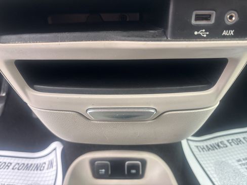 Used 2020 Chrysler Voyager Lxi FWD image 27
