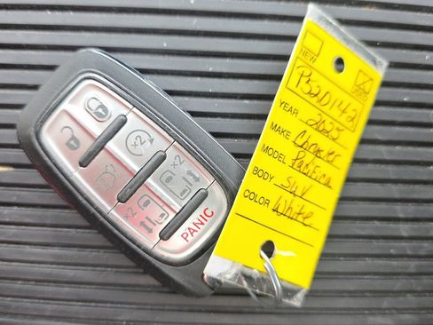 Used 2025 Chrysler Pacifica Limited FWD image 23