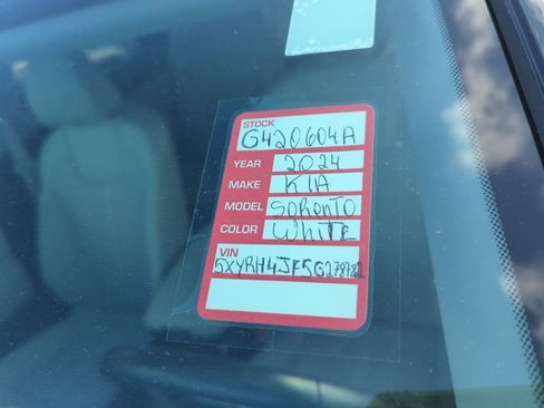 Certified 2024 Kia Sorento EX w/ Panoramic Sunroof Package image 6