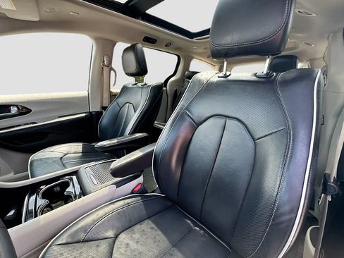 Used 2022 Chrysler Pacifica Limited w/ Uconnect Theater Family Group AWD/4WD image 22