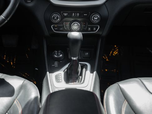 Used 2016 Jeep Cherokee Trailhawk w/ Comfort/Convenience Group AWD/4WD image 16